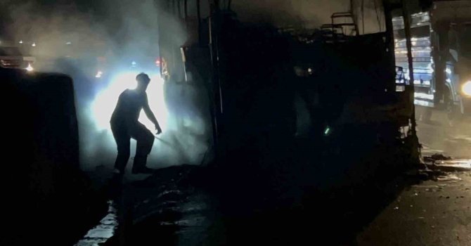 Alevlere teslim olan yolcu otobüsünde korku dolu anlar