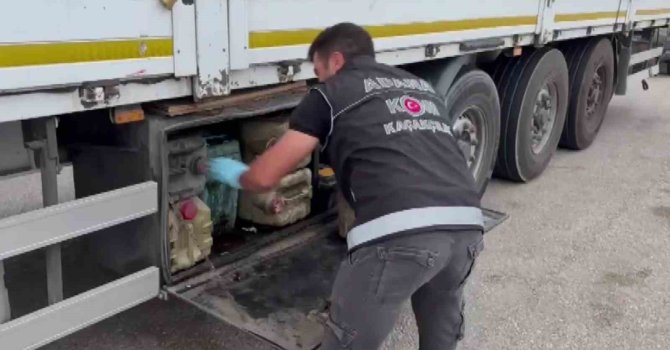 Yedek yakıt bidonunda 4 milyon TL değerinde kaçak telefon çıktı