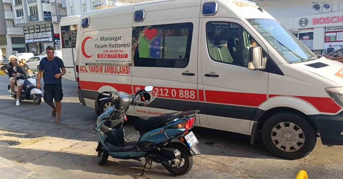 Motorlu bisiklet, araca çarpıp devrildi: Bisiklet sürücüsü yaralandı