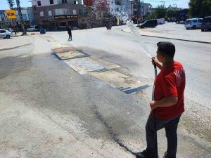 Toza halı da çare olmayınca vatandaş bu kez de sulamaya başladı