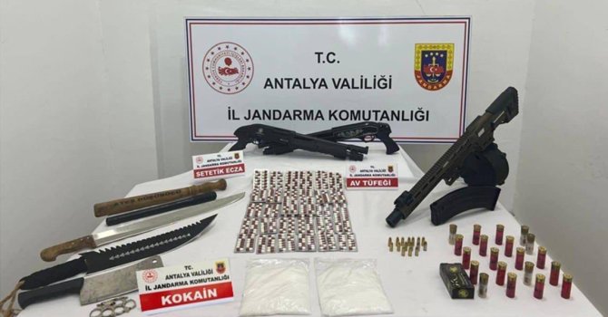 Antalya’da jandarmadan uyuşturucu ve silah operasyonu