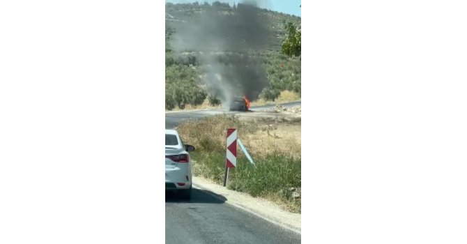 Seyir halindeki otomobil alev alev yanarak kullanılamaz hale geldi