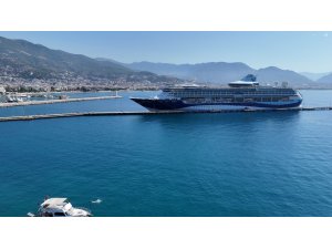 Bin 924 yolcu 734 mürettebatlı dev gemi Alanya’ya demir attı