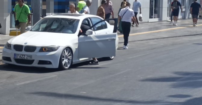 Kırmızı ışıkta bekleyen sürücünün önünü kesip saldırdılar, o anlar güvenlik kamerasına yansıdı