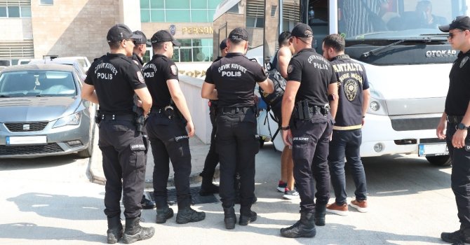 Antalya’da aranan 125 şahıs eş zamanlı operasyonla yakalandı