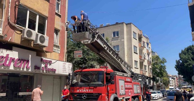 Apartmandan gelen kötü koku ekipleri harekete geçirdi