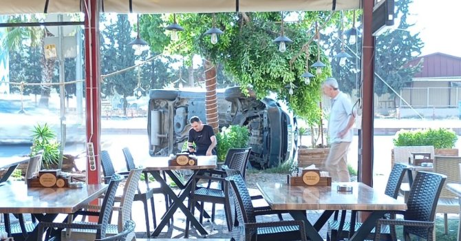 Mersin’de yoldan çıkan araç ağaca çarparak devrildi