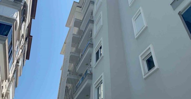 Alanya’da klima takarken dengesini kaybeden kişi 6. kattan zemine düştü