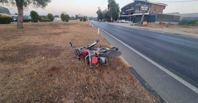 Kırmızı ışık ihlali yapan tur aracı motosiklete çarptı: 1 ölü