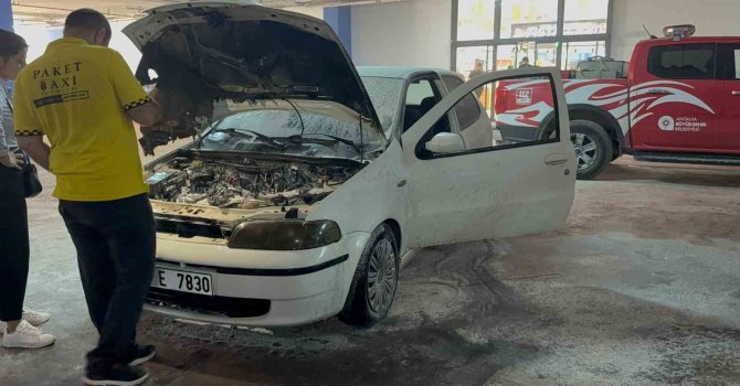 Gazipaşa’da AVM otoparkında otomobil yangını