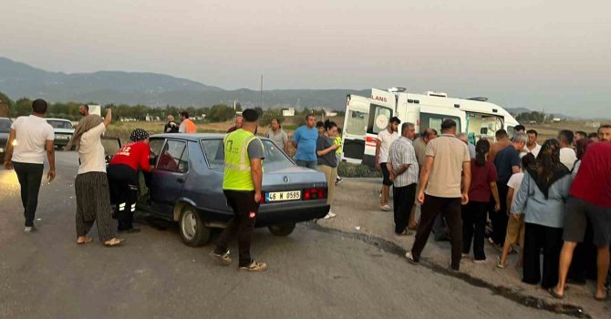 Motosikletle otomobil çarpıştı: 3 yaralı