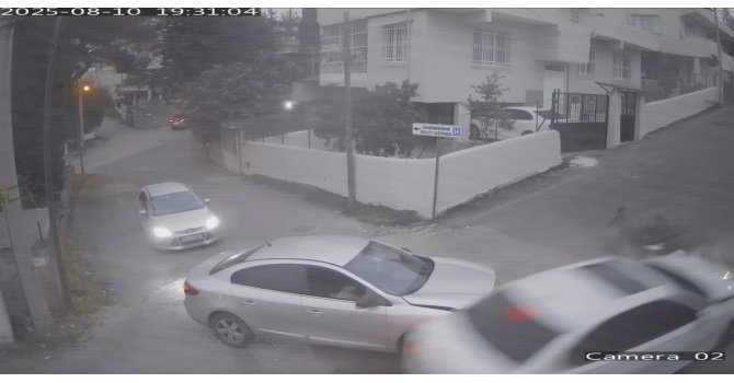 Ambulansı takip ederken kaza yapan araçtaki vatandaşın yaşadığı şok kamerada