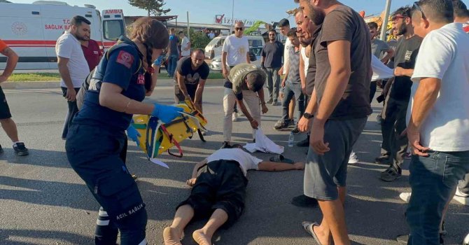 Yoldan görüntü alırken cama düşen motosiklet sürücüsüyle ne uğradıklarını anlayamadılar