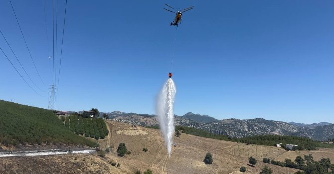 Orman yangınının büyümesini belediye işçisinin hızlı hamlesi önledi