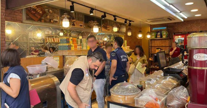 Kuru yemişçide kilolarca böceklenmiş ürün imha edildi