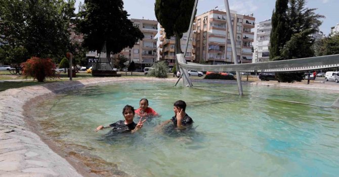 44 derecelik sıcaktan bunalan çocuklar süs havuzunda serinledi