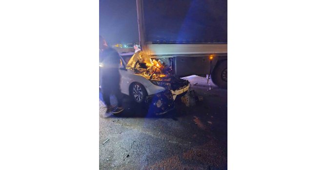 Otomobil, park halindeki tırın altına girdi: 3 ağır yaralı