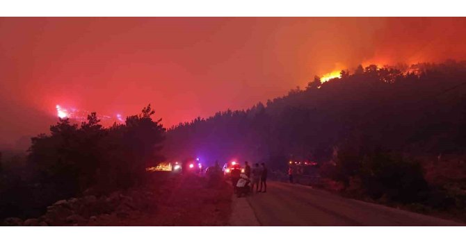 Mersin’deki orman yangınına müdahale sürüyor