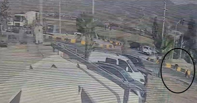 Motosikletin çarptığı yaya metrelerce havaya uçtu