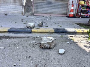 İskenderun’da binadan kopan taş parçaları korkuttu