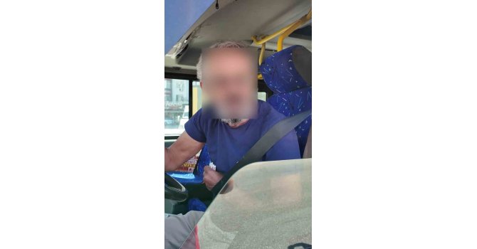 Adana’da trafikte seyir halinde cep telefonuyla konuşan hem de kemeri koltuğa takan sürücü yakalanınca: