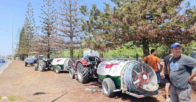 Refüjde kurumaya başlayan ağaç ve bitkiler için mahalleli su tankerleriyle seferber oldu