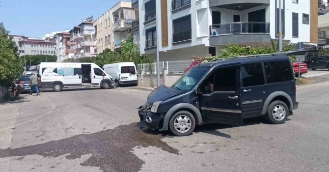 Hafif ticari araç servis minibüsüne çarptı: 4 yaralı