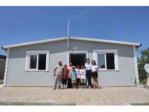 Annelerinin vefatı sonrası üvey ablalarının annelik yaptığı depremzede 3 kardeş sıcak yuvasına kavuştu