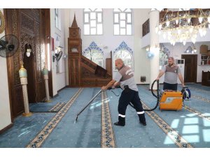 Mersin’de ibadethaneler temizleniyor, halılar yıkanıp dezenfekte ediliyor