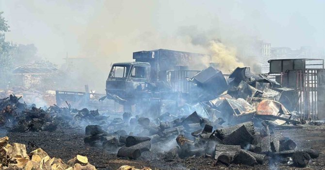 Sera sökümü sırasında spiral kıvılcımlarından çıkan yangın, odun, kamyonet ve atık malzemeleri küle çevirdi