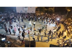 Köy meydanı halk oyunu sahnesine dönüştü: Köylüler Zeybek ve Teke Zortlatması oynadı