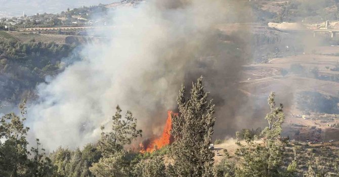 Beton mikserleri ve iş makineleri ile yangını söndürmek için seferber oldular