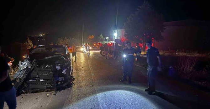 Tali yoldan çıkan traktörle çarpışan araç hurdaya döndü: 6 yaralı