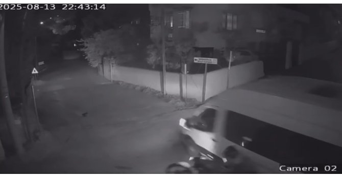 Motosikletin, minibüse ok gibi saplandığı kaza kamerada