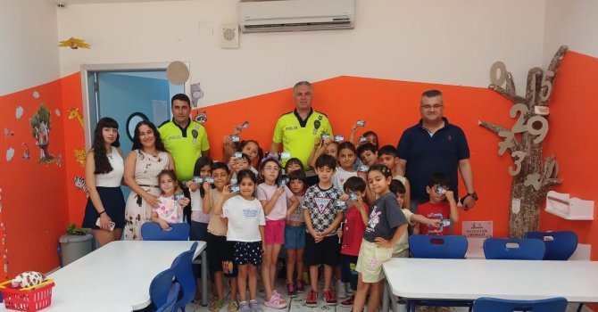 Mersin’de öğrencilere ve bakım merkezi çalışanlarına trafik güvenliği eğitimi verildi