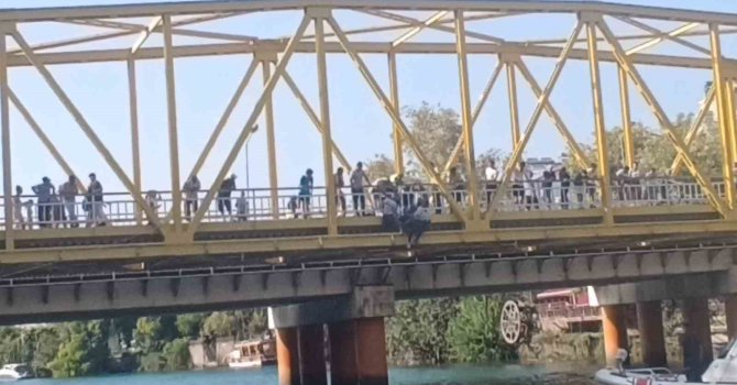 Köprüye çıkan şahsı Özel Güvenlik görevlileri vazgeçirdi
