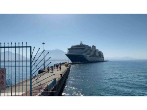 Hollanda bandıralı 2 bin 110 yolcu 784 mürettebatlı kruvaziyer gemisi Alanya’ya ulaştı