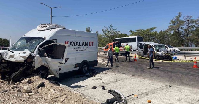 Yol çalışması nedeniyle tek şeride düşen yolda feci kaza:1 ölü 6 yaralı