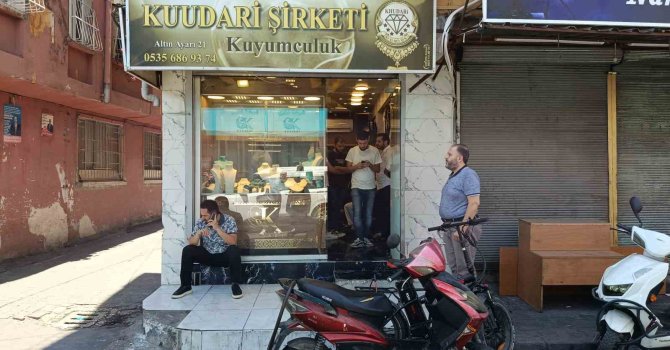 Adana’da kuyumcu soygunu: 2 kişiyi vurup 1 kilo altın çaldılar