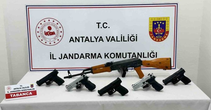 Jandarmadan ruhsatsız silah operasyonu: 5 tabanca ele geçirildi