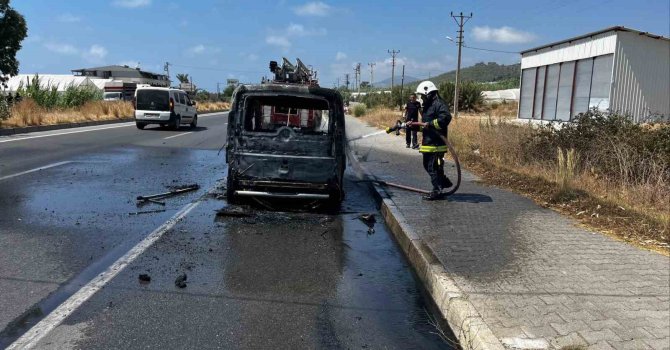 Alanya’da seyir halindeki Fiat otomobil alev aldı