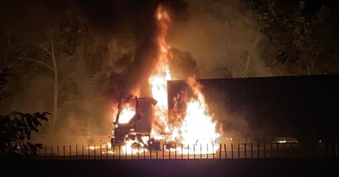 Otoyolda tırdaki yangın ormanlık alana sıçradı