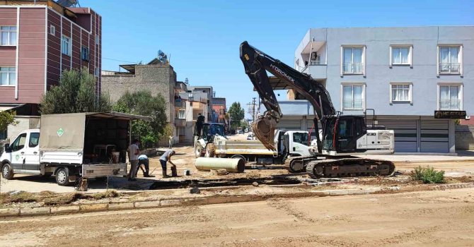 Su borusu patladı, mahalleyi su bastı