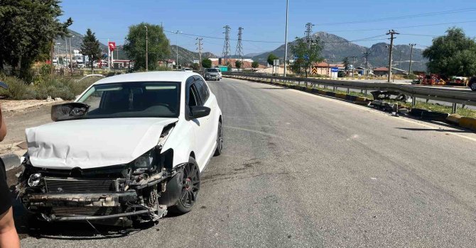 Eğirdir’de virajı alamayan otomobil bariyerlere çarptı: 3 yaralı