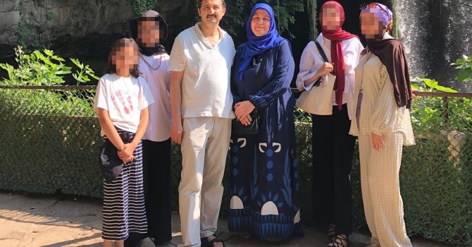 Otomobiliyle evine dönmek isteyen aileye dehşeti yaşattılar