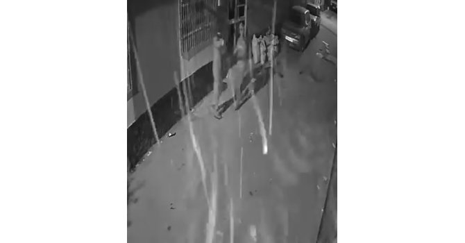 Kar maskeli şüpheliler eve ateş açıp o anları kaydetti