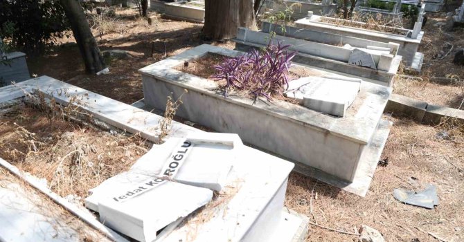 Adana’da mezar taşları tahrip edildi