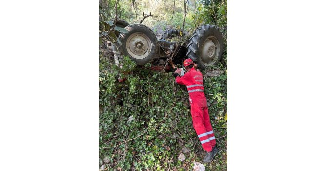 Ters dönen traktörün altında sıkışan sürücü yaralandı