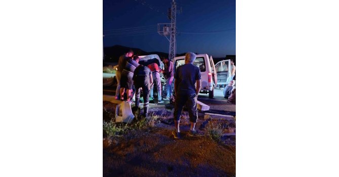 Şarkikaraağaç’ta hafif ticari araç ile otomobil çarpıştı: 5 yaralı