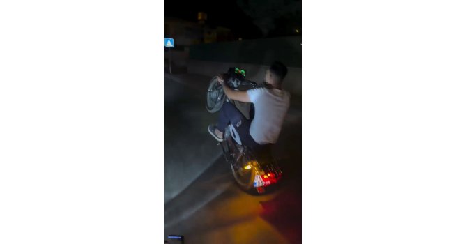 Sosyal medya içeriği uğruna canını hiçe sayan motorcu yaptıklarıyla hayrete düşürdü